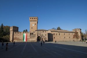 Immagine del Castello di Formigine, con la bandiera Italiana in risalto sulle mura di cinta