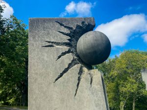 Una delle scultura del parco di Santa Giulia, rappresenta una palla che distrugge un monolite